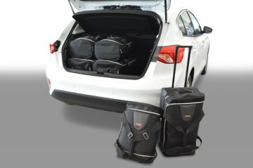 Set di borse da viaggio realizzato su misura per Ford Focus 5-porta hatchback (adjustable boot floor in lowest position. Without BNO Soundsystem) 2018-attuale