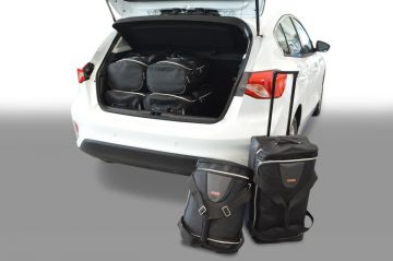 Resväska set specialtillverkat för Ford Focus 5-dörr hatchback (adjustable boot floor in lowest position. Without BNO Soundsystem) 2018-aktuellt