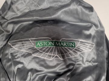 Op maat  gemaakte indoor Aston Martin V8 Vantage Light grey met spiegelzakken incl. print